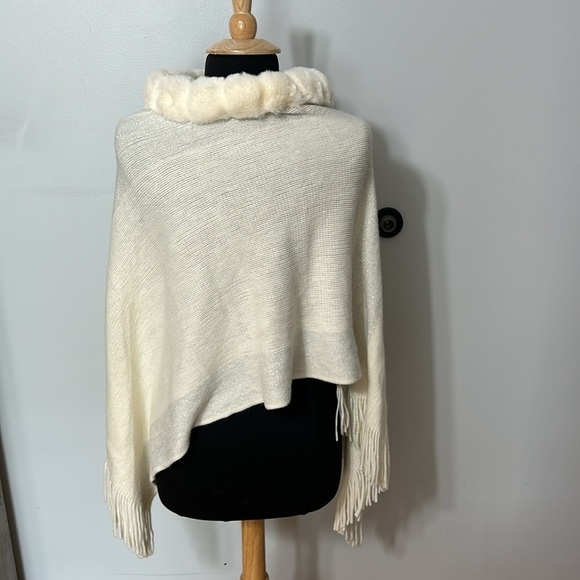 NWT L.I.B New York Off White Faux Fur Collar Poncho OSFM - Picture 2 of 4